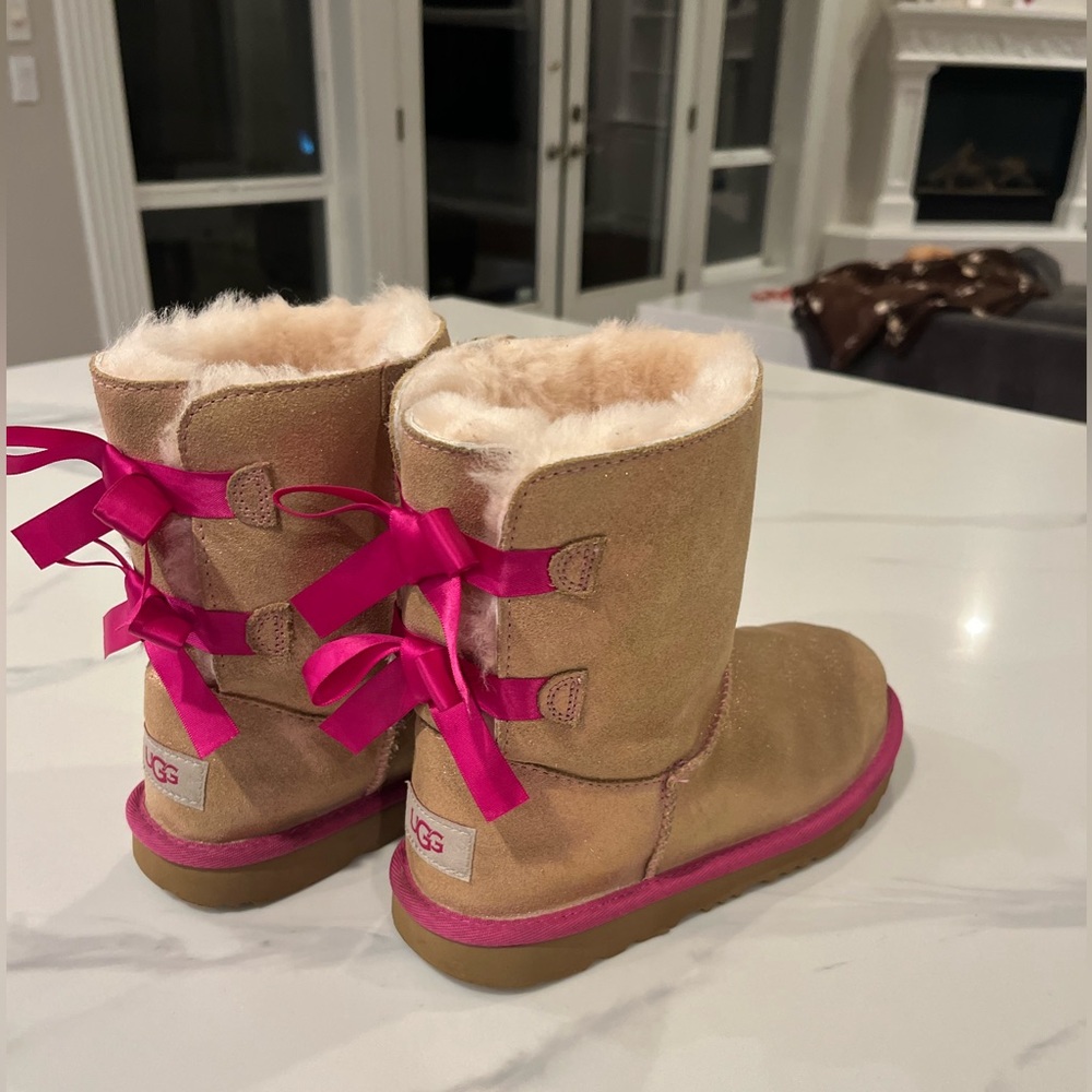 AUTHENTIC PINK GOLD SHIMMER BAILEY BOW UGG BOOTS 🎀🎀🎀 (barely used)